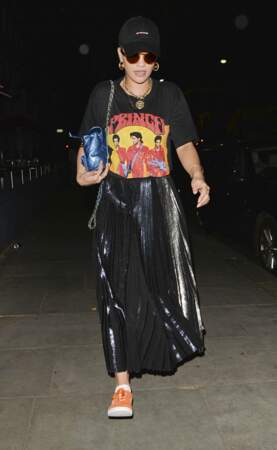 Retour de la jupe lamée mais avec un t-shirt rock sur Rita Ora : hyper cool