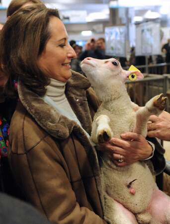 Ségolène Royal et un agneau au Salon de l’agriculture