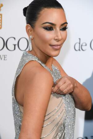 Pour une fois, Kim Kardashian n'a pas de profond décolleté
