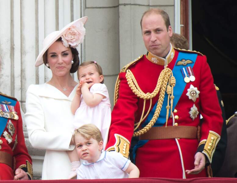 90 ans d'Elizabeth II : et voilà George la terreur prêt à se pencher dangereusement par dessus le balcon