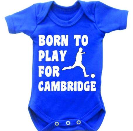 Ou un body bleu pour un petit prince prédestiné à jouer dans l'équipe de foot de Cambridge ?