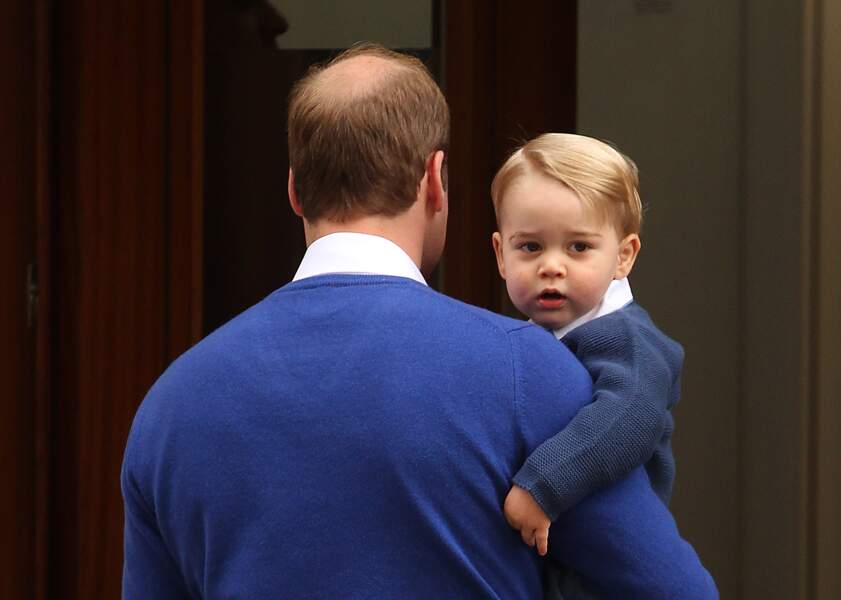 George dans les bras de son père le 5 mai 2015, prêt à aller rencontrer sa petite soeur Charlotte