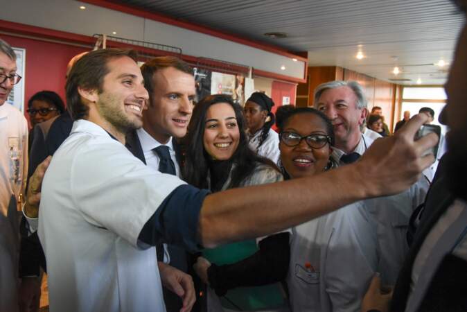 Emmanuel Macron en visite dans un hôpital pour la journée mondiale de lutte contre le sida