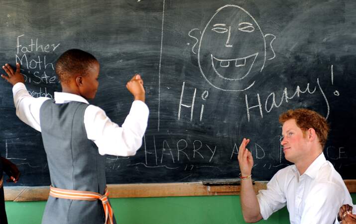 Le Prince Harry dans un centre pour malentendants au Lesotho