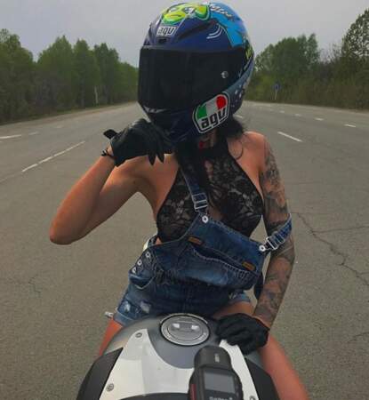 Une star d’Instagram, connue pour ses escapades déshabillées à moto, meurt dans un accident de la route
