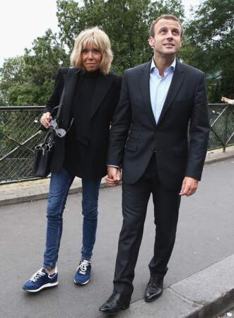 Le look de Brigitte Macron - 4 septembre 2016 : lors d'une promenade à Montmartre à Paris