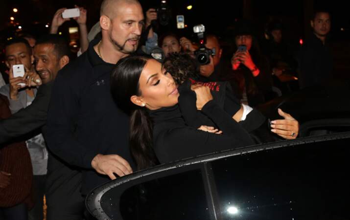 Kim Kardashian s’engouffre dans la voiture sous les yeux du garde du corps…