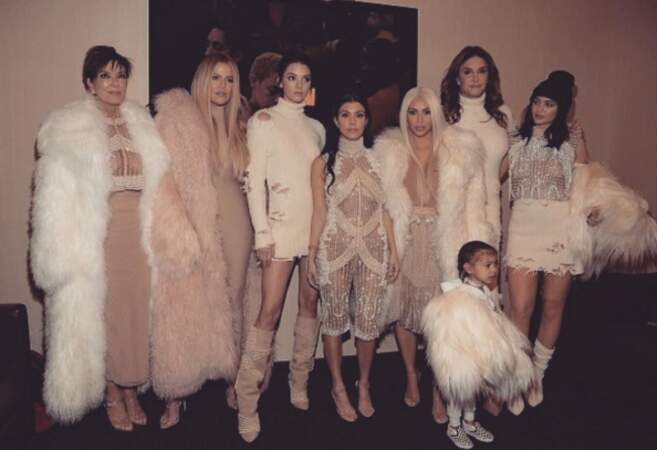 Les Kardashian étaient au grand complet pour soutenir Kanye, et étaient vêtues de Balmain x Yeezy.