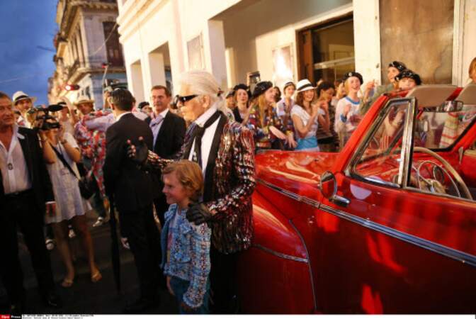 Défilé Chanel à Cuba : Karl Lagerfeld et son filleul accompagnés des tops du défilé