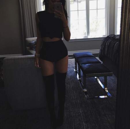 Kylie Jenner sexy en culotte mais un peu dans le noir et de loin