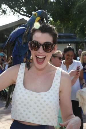 Les people posent avec des animaux : Anne Hathaway
