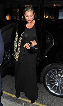 Kate Moss ose la robe transparente sans soutien-gorge et ça se voit !