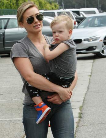 Le petite Luca est trop craquant dans les bras d'Hilary Duff