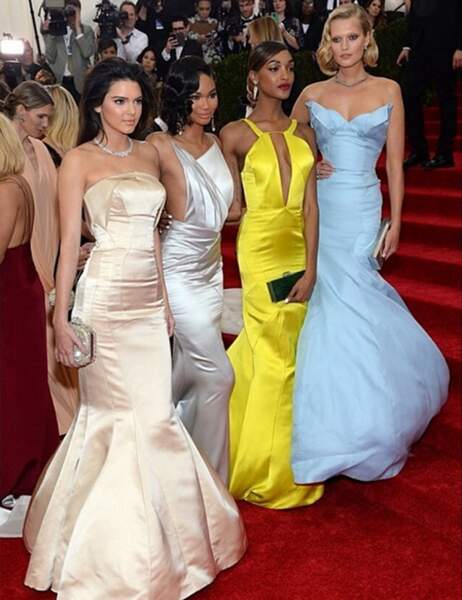 Kendall Jenner et ses copines, "toutes en TopShop ! ", s'extasie Kim 