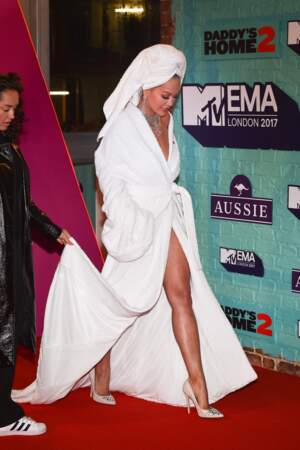 MTV EMA 2017 - Rita Ora et son assistante peignoir...