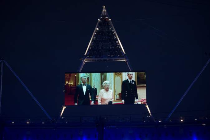 7. En 2012, pour la vidéo des Jeux olympiques de Londres, la reine Elizabeth se met en scène aux côtés de 007