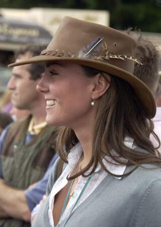Kate Middleton, son look très différent pré-famille royale - Pensées pour la galinette cendrée qui orne ce chapeau