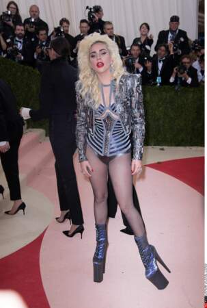 Lady Gaga en Atelier Versace (tout change, rien ne change)