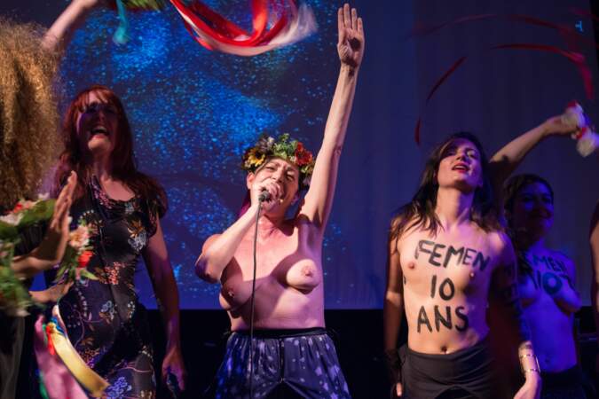 Lio topless sur scène pour les 10 ans du mouve­ment Femen