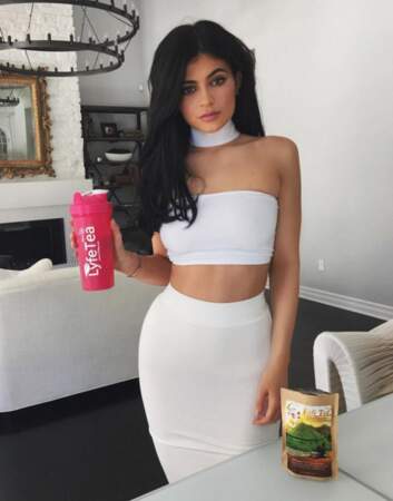 Kylie Jenner sexy en buvant du thé