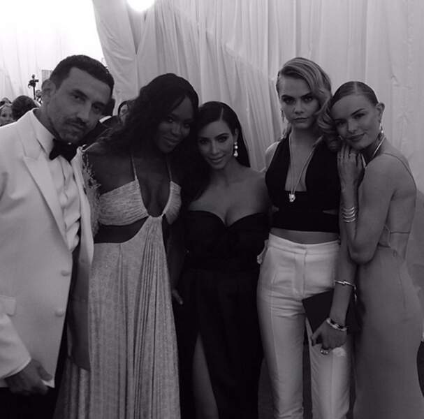 Kim entourée de Riccardo Tisci, Naomi Campbell, Cara Delevingne et Kate Bosworth