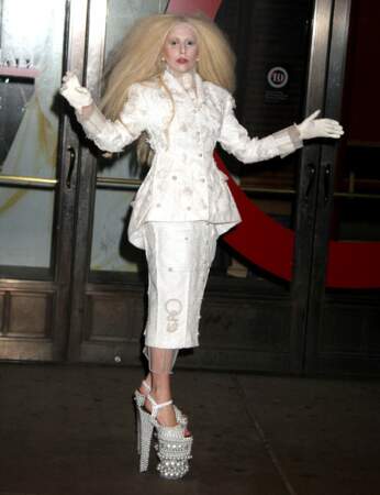 Lady Gaga semble sortie d'un film de Tim Burton