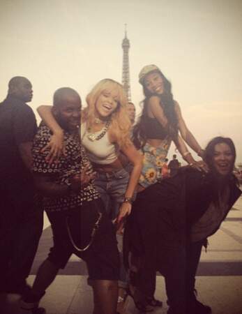 Rihanna pose avec des amis devant la Tour Eiffel 