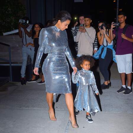 Kim Kardashian ADORE habiller sa fille North comme elle