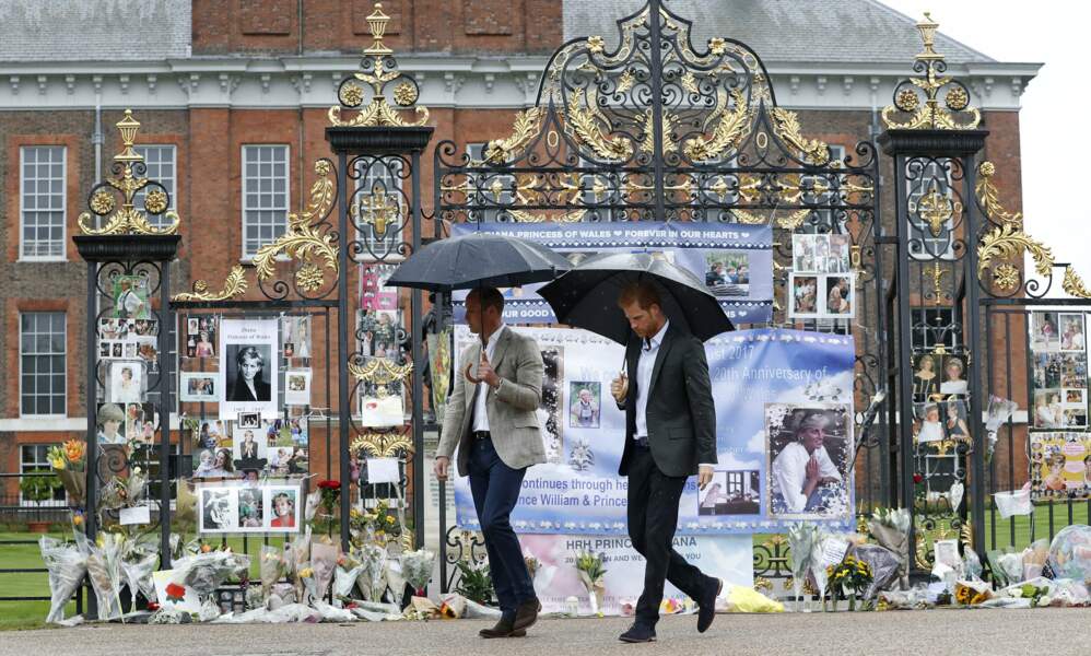 William et Harry devant Kensington Palace pour découvrir les hommages des Britanniques à la princesse Diana
