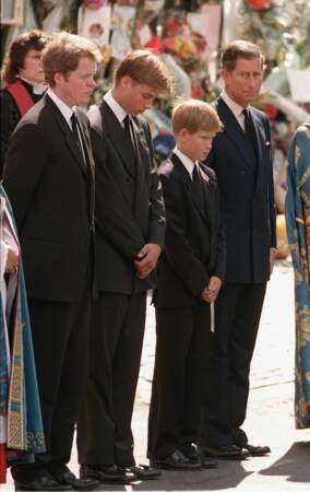 4. Diana s’est tuée dans un accident de voiture à Paris, le pays pleure sa disparition avec William et Harry
