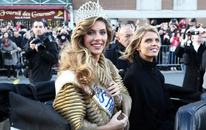Manteau doré et énorme couronne, Camille Cerf a tout d'une princesse