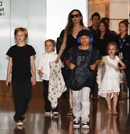Le clan Jolie-Pitt en 2014, toujours dans un aéroport