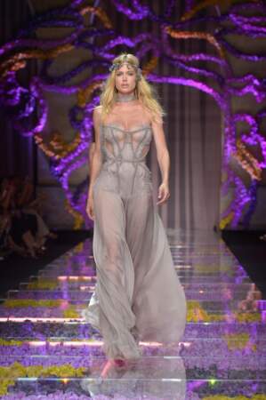 Le top Doutzen Kroes sublime en Versace haute couture