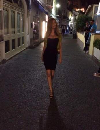 Zahia discrète dans les rues de Capri