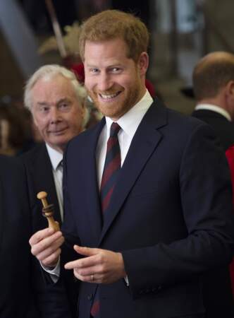 Le prince Harry a reçu un magnifique hochet en bois pour son futur royal baby attendu de pied ferme