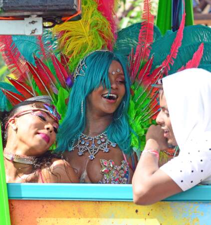 Rihanna : son nouveau costume de carna­val est CHAUD bouillant