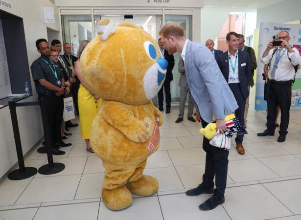 Prince Harry visite un hôpital pour enfants