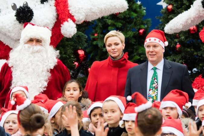 Charlène de Monaco et Albert II, au côté du Père Noël pour "L'arbre de Noël du Palais Prin­cier" le 20 décembre