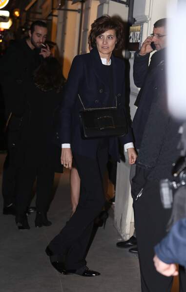 Inès de la Fressange arrive chez Chanel pour un dernier hommage à Karl Lagerfeld