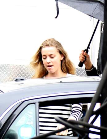 Amber Heard refait le coup du parapluie !