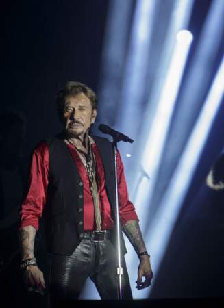 2015 : au Big Festival de Biarritz,Johnny Hallyday séduit avec sa chemise rouge passion et son pantalon façon croco