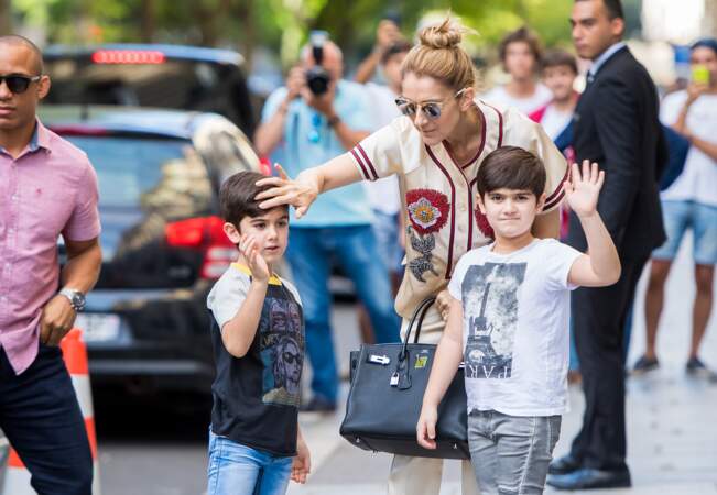17 juillet 2017 - Celine Dion et ses enfants Eddy et Nelson Angélil devant le Royal Monceau à Paris