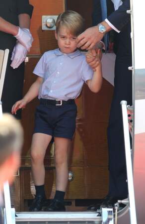 Famille royale - le prince George semblait mal réveillé au sortir de l'avion