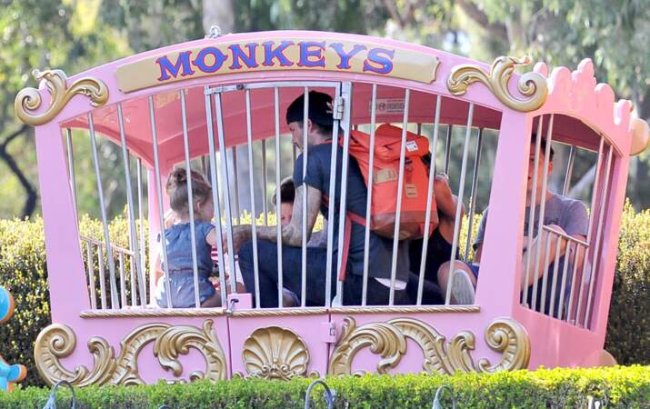 DIAPO Harper Beckham s’éclate à Disneyland avec ses parents et ses frères 