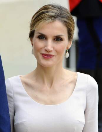 Vêtue d'une robe beige rosée, la reine Letizia a opté pour un maquillage charbonneux, qui réchauffe son regard