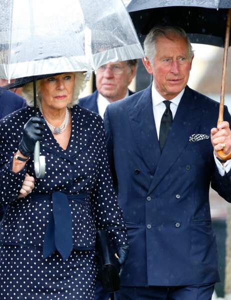 Camilla Parker Bowles et le prince Charles arrivent sous la pluie