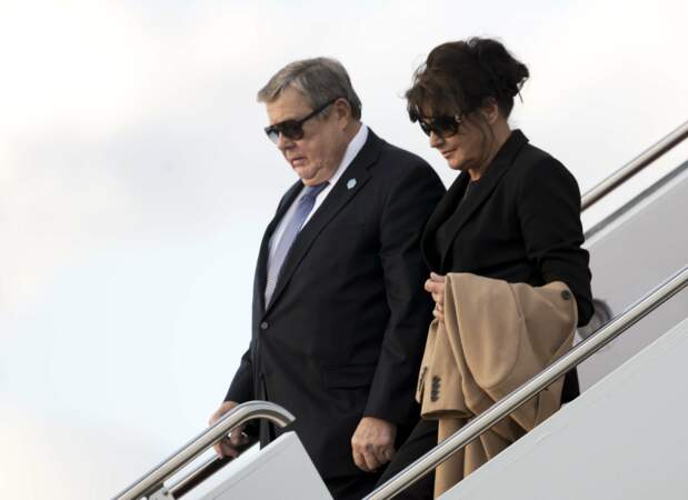  Viktor et Amalija Knavs à la sortie de l'avion Air Force One du président