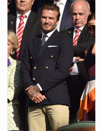 David Beckham, très élégant en veste bleu marine et pantalon beige