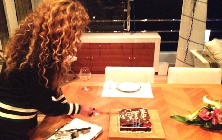 Beyoncé coupe son gâteau d'anniversaire