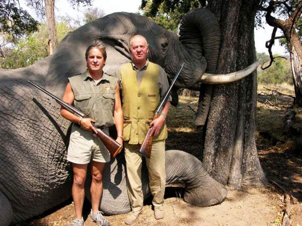 24. Juan Carlos chasse l'éléphant en pleine crise espagnole. C'est le scandale de trop ! 